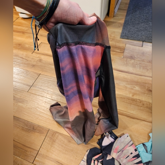 TEEKI LEGGINGS - 3 Size Med. Good pre-owned condition. - Picture 5 of 10